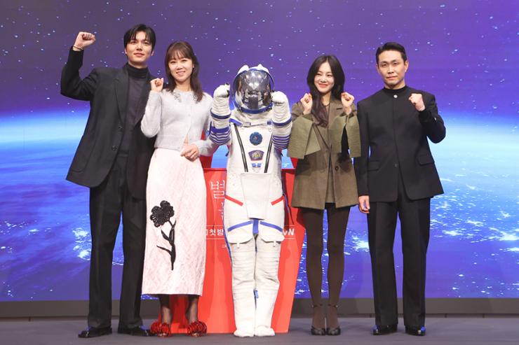 Lee Min-ho, Kong Hyo-jin return to TV with Korea's first space rom-com 'When the Stars Gossip'