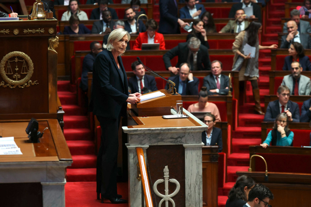 Kräfteverhältnis Frankreichs Parlament vor Misstrauensvotum – Debatte startet
