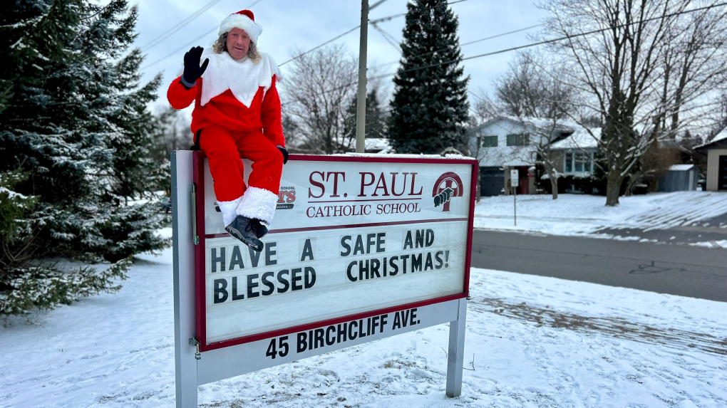 School custodian stages surprise for Kitchener, Ont. students ahead of holiday break