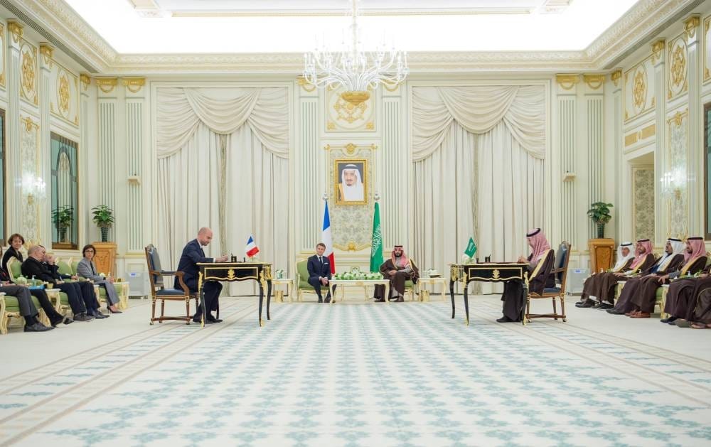 ولي العهد والرئيس الفرنسي يشهدان مراسم توقيع مذكرة تفاهم بشأن تشكيل مجلس الشراكة الاستراتيجي بين حكومتي المملكة وفرنسا