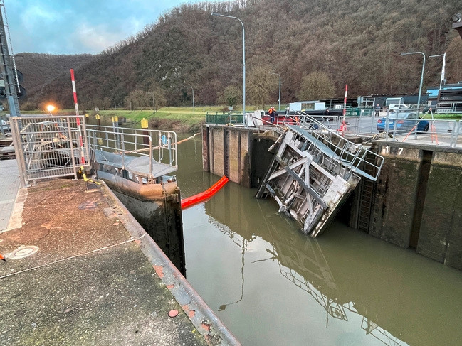 Deutschland Transportschiff auf dem Weg nach Mertert knallt gegen Moselschleuse – Wasserstraße bis März gesperrt