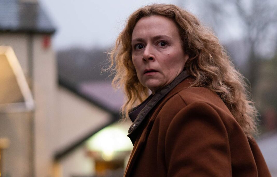 Recension: Levande och döda i Winsford (2024) – baserad på Håkan Nessers roman
