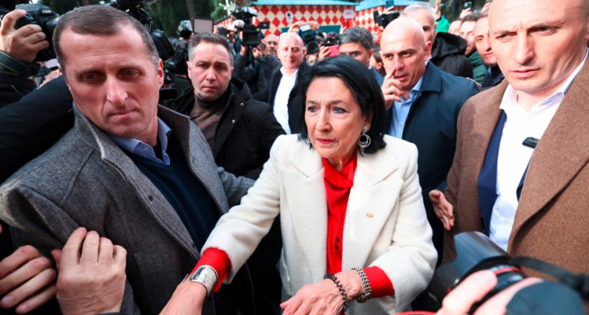 Géorgie : un nouveau président investi, la sortante se dit toujours «légitime»