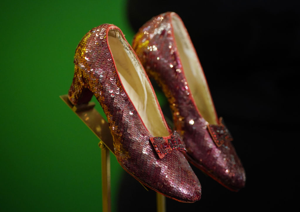 Le iconiche "Ruby Slippers" indossate da Judy Garland nel film Il mago di Oz del 1939, rubate e poi recuperate dall
