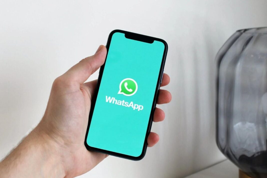 WhatsApp for iOS Rolls Out New AR Effects and Backgrounds, Adds Option to Scan Documents