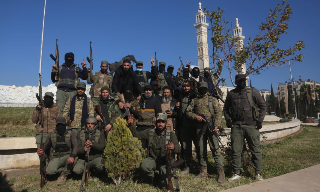 "Les rebelles ont planifié leur prise de la ville" : HTS, Turquie… qui est derrière la prise d'Alep en Syrie ?