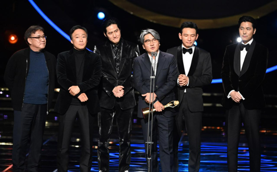 [Reporter’s notebook] Blue Dragon Awards miss the mark, focusing on scandal instead of cinema