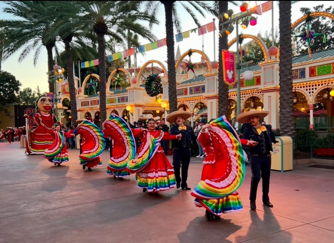 VIDEO: Guests Celebrate the Holidays One Last Time For Viva Navidad's Final Performance of the Season