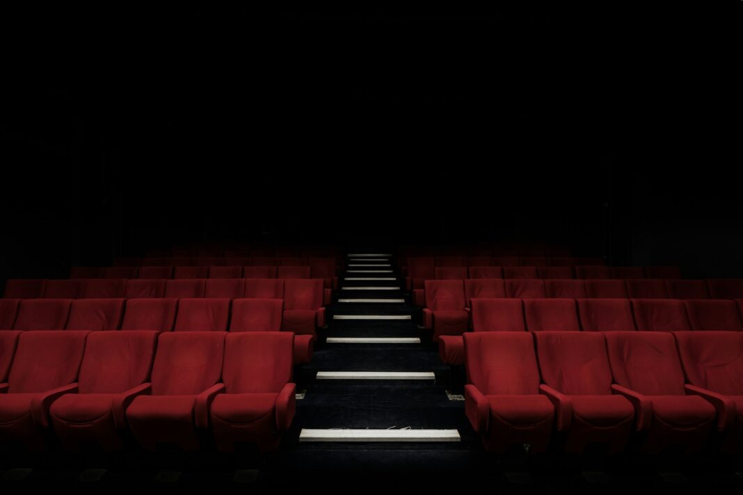 Streamingtjänsterna tar över filmbranschen – hur blir det med biografer i framtiden?