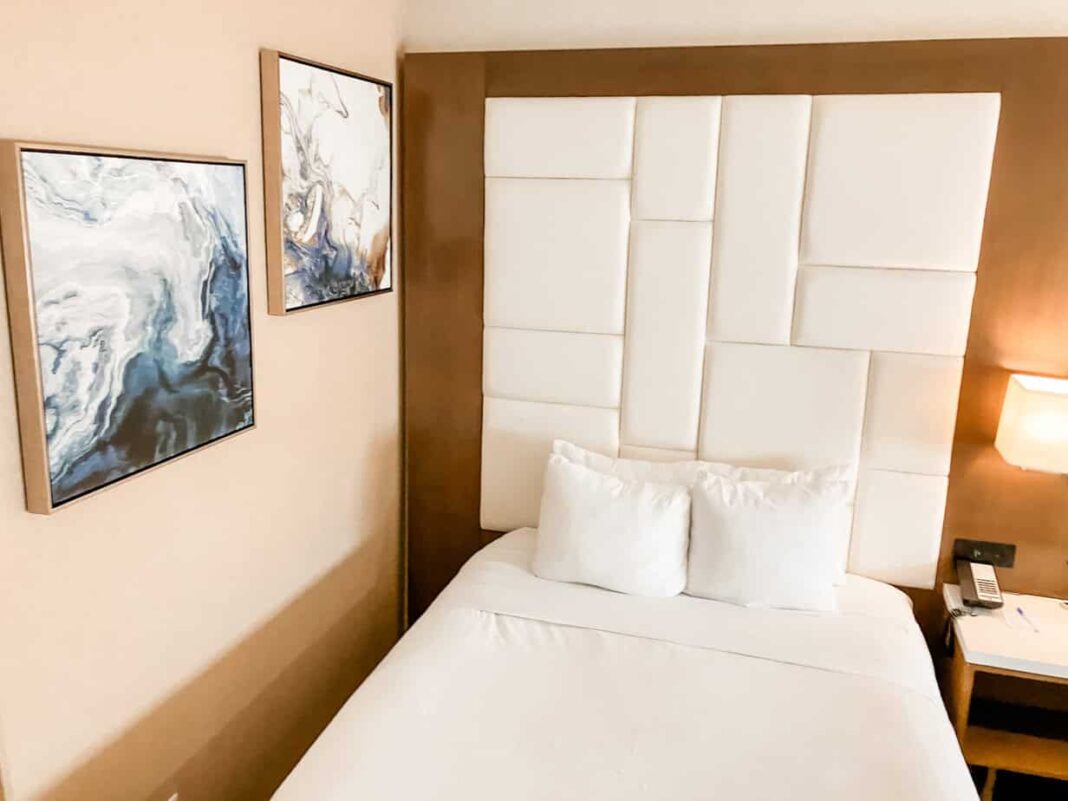 Wyndham Anaheim guest room
